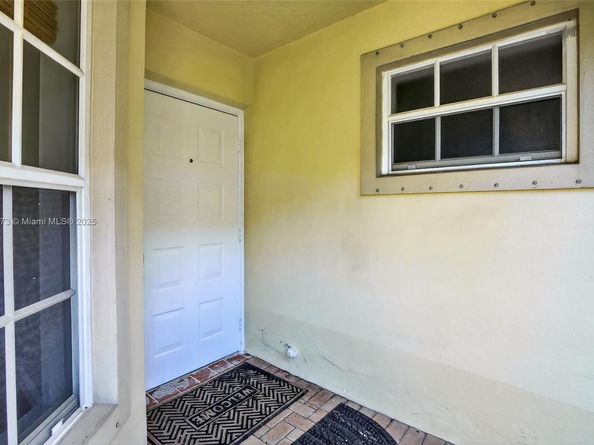 8800 Lake Park Cir N, Davie FL 33328