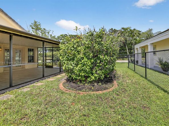 8800 Lake Park Cir N, Davie FL 33328