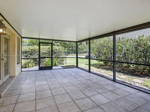 8800 Lake Park Cir N, Davie FL 33328