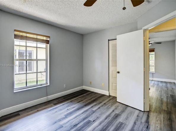 8800 Lake Park Cir N, Davie FL 33328