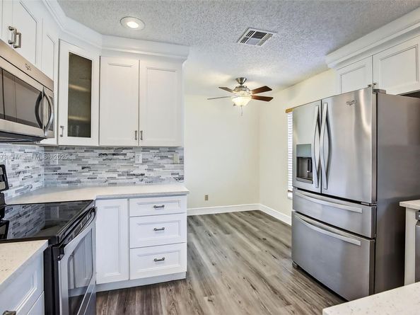 8800 Lake Park Cir N, Davie FL 33328