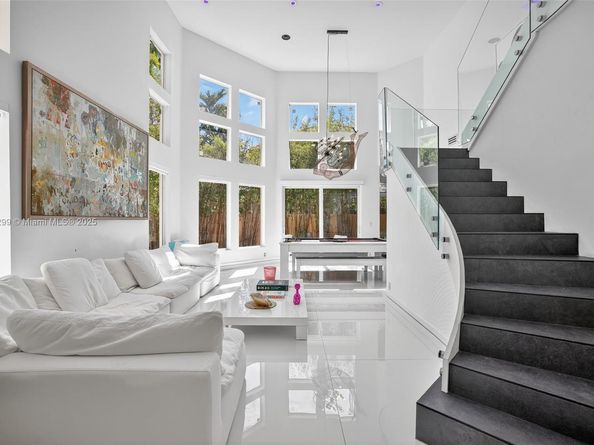 3710 NE 208th Ter, Aventura FL 33180