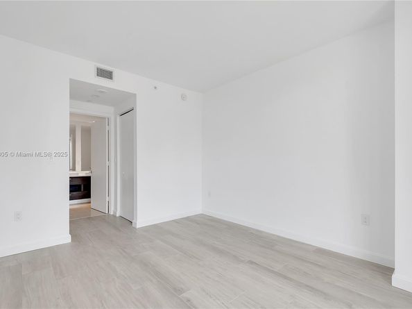 45 SW 9th St 2105, Miami FL 33130