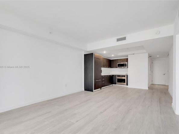 45 SW 9th St 2105, Miami FL 33130