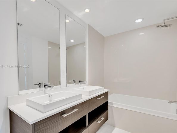 45 SW 9th St 2105, Miami FL 33130