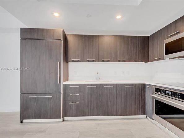 45 SW 9th St 2105, Miami FL 33130