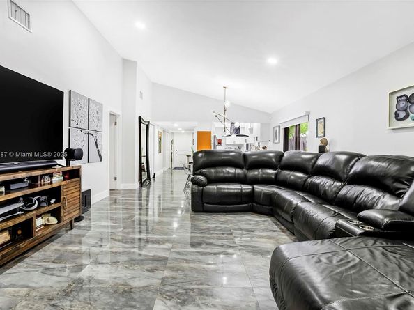 16039 Fairway Ln 113, Weston FL 33326