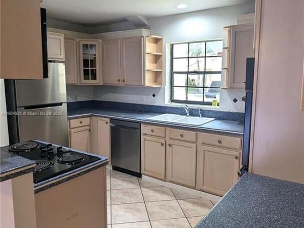 11572 NW 2nd St, Plantation FL 33325