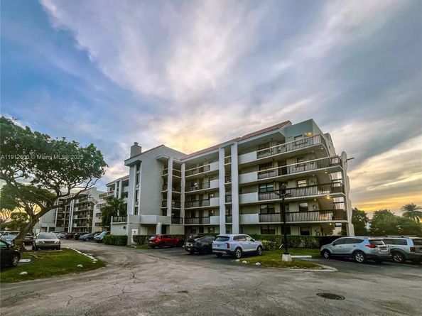 10315 NW 9th St Cir 50214, Miami FL 33172