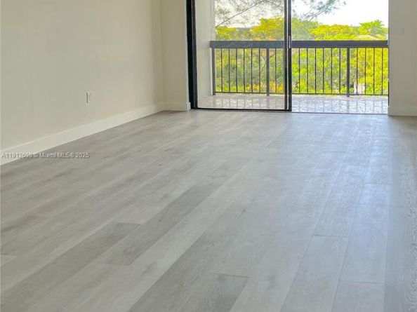 10315 NW 9th St Cir 50214, Miami FL 33172