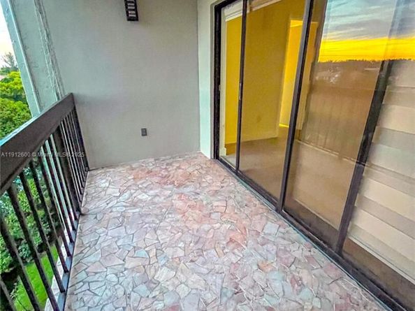 10315 NW 9th St Cir 50214, Miami FL 33172