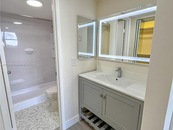 10315 NW 9th St Cir 50214, Miami FL 33172