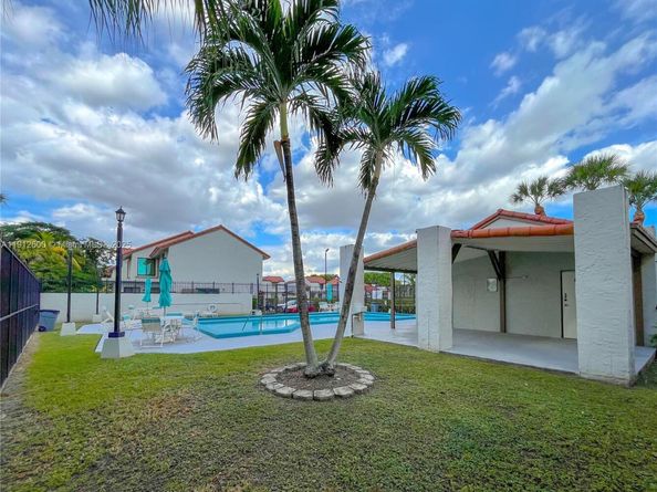 10315 NW 9th St Cir 50214, Miami FL 33172