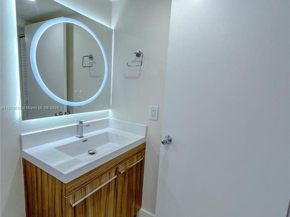 10315 NW 9th St Cir 50214, Miami FL 33172