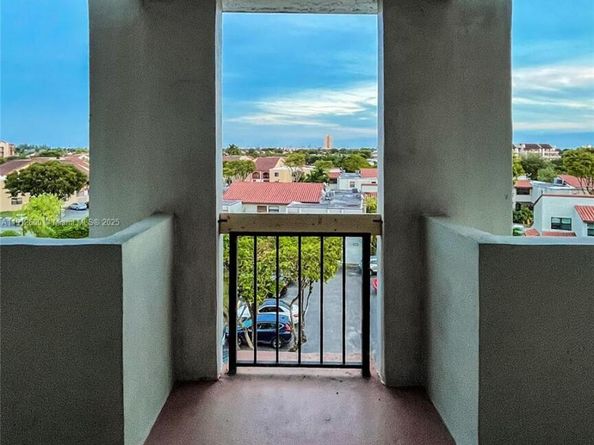 10315 NW 9th St Cir 50214, Miami FL 33172