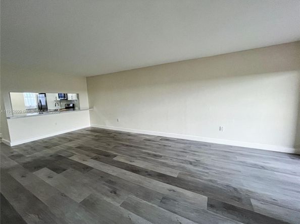 10315 NW 9th St Cir 50214, Miami FL 33172