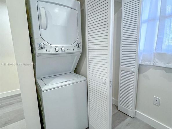 10315 NW 9th St Cir 50214, Miami FL 33172