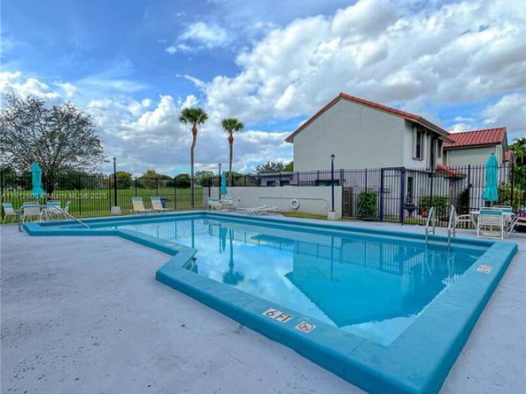 10315 NW 9th St Cir 50214, Miami FL 33172