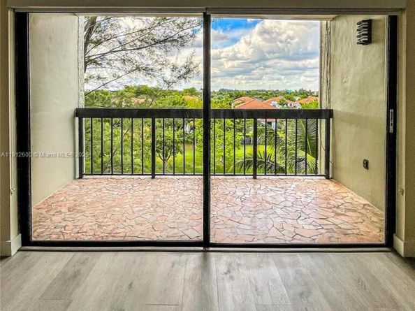 10315 NW 9th St Cir 50214, Miami FL 33172