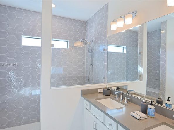 4468 Spruce Ln, Oakland Park FL 33309