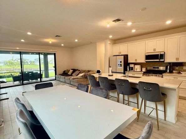 4468 Spruce Ln, Oakland Park FL 33309