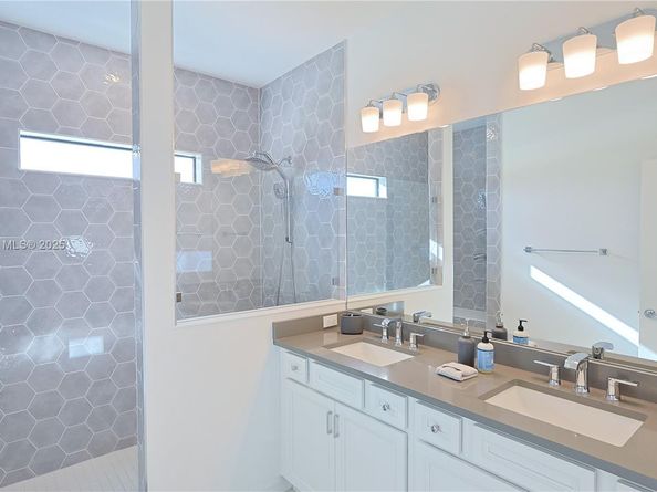 4468 Spruce Ln, Oakland Park FL 33309