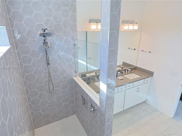 4468 Spruce Ln, Oakland Park FL 33309