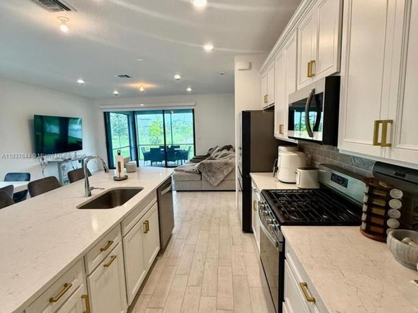 4468 Spruce Ln, Oakland Park FL 33309