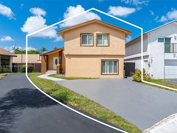 1007 NW 106th Ave Cir, Miami FL 33172