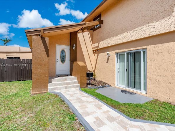 1007 NW 106th Ave Cir, Miami FL 33172