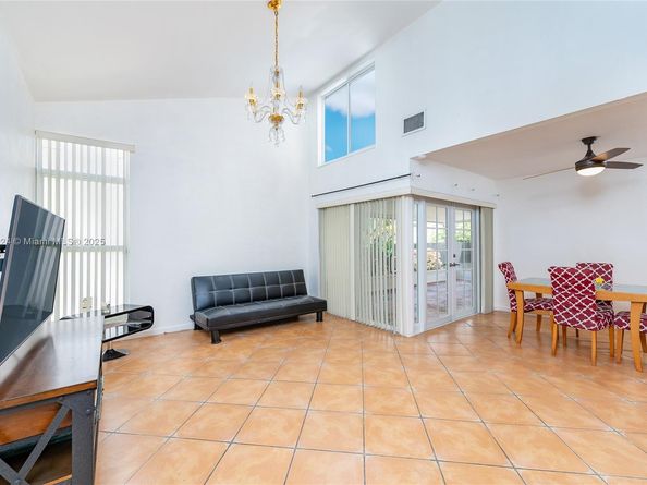 1007 NW 106th Ave Cir, Miami FL 33172