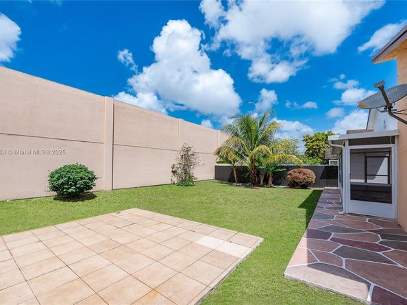 1007 NW 106th Ave Cir, Miami FL 33172