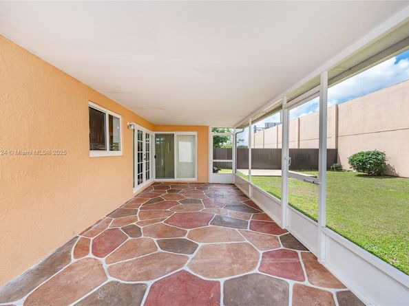 1007 NW 106th Ave Cir, Miami FL 33172