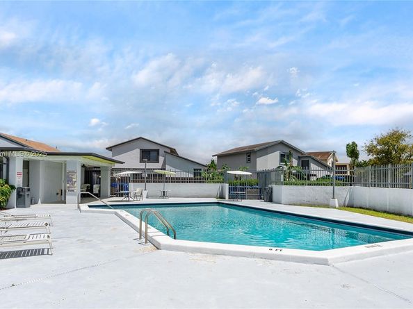 1007 NW 106th Ave Cir, Miami FL 33172