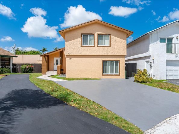 1007 NW 106th Ave Cir, Miami FL 33172