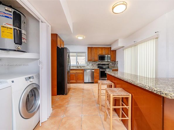 1007 NW 106th Ave Cir, Miami FL 33172