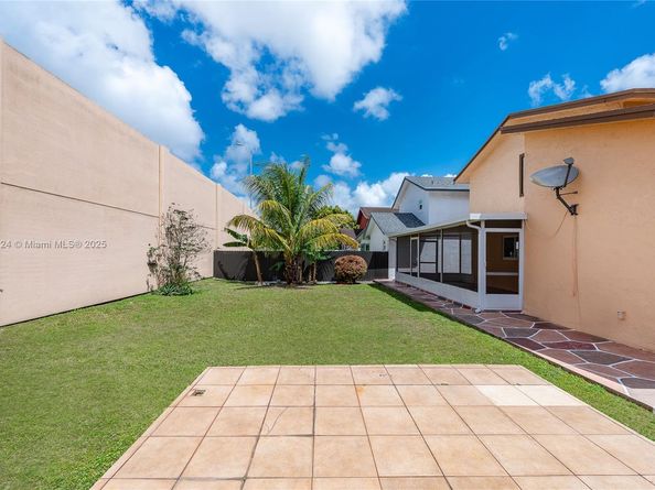 1007 NW 106th Ave Cir, Miami FL 33172