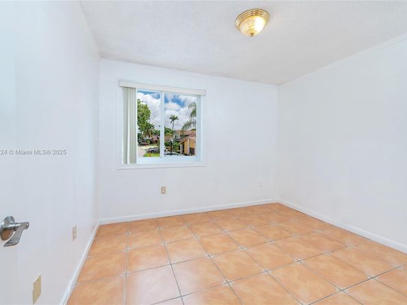 1007 NW 106th Ave Cir, Miami FL 33172