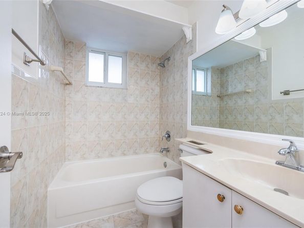 1007 NW 106th Ave Cir, Miami FL 33172