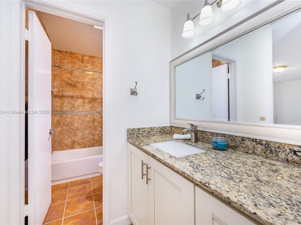1007 NW 106th Ave Cir, Miami FL 33172