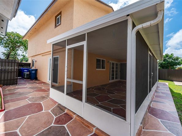 1007 NW 106th Ave Cir, Miami FL 33172