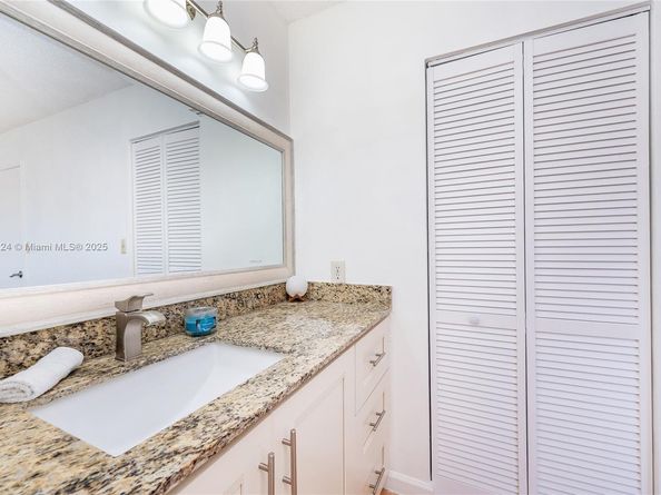 1007 NW 106th Ave Cir, Miami FL 33172