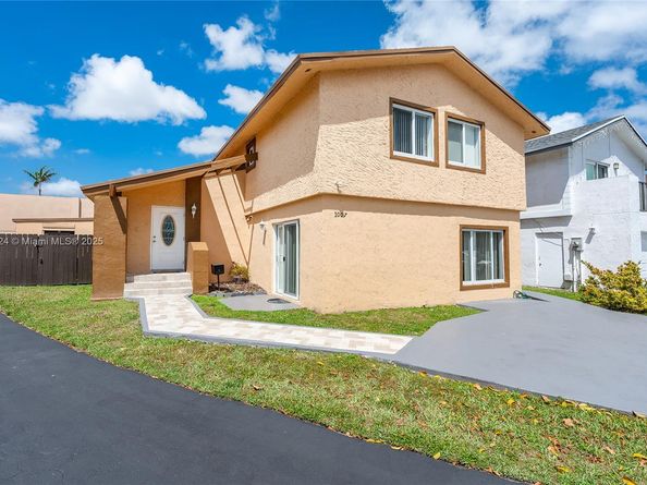 1007 NW 106th Ave Cir, Miami FL 33172