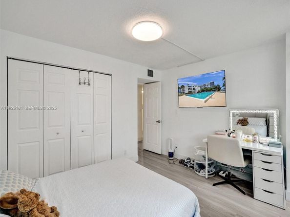 800 Parkview Dr 131, Hallandale Beach FL 33009