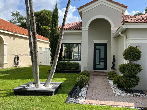 800 Tanglewood Cir, Weston FL 33327