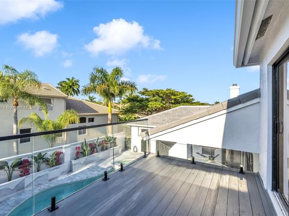 2530 Montclaire Cir, Weston FL 33327