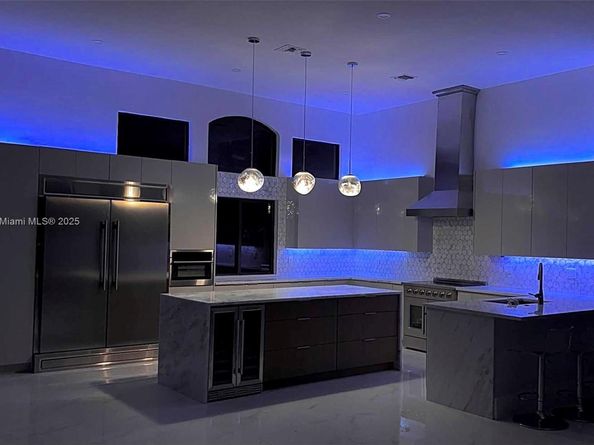2530 Montclaire Cir, Weston FL 33327