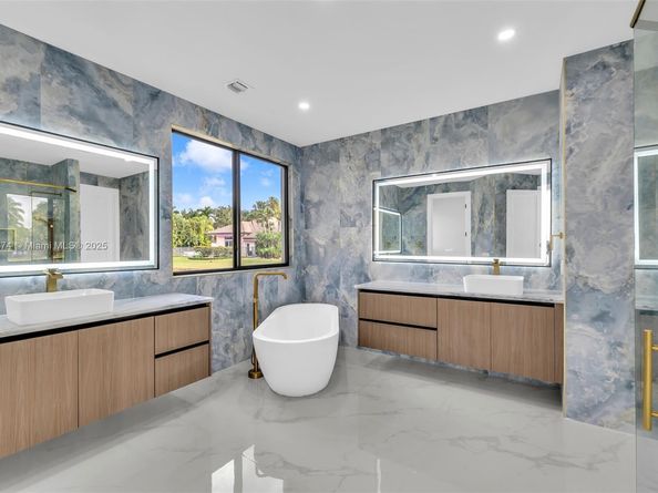 2530 Montclaire Cir, Weston FL 33327