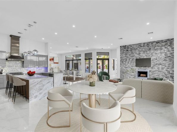 2530 Montclaire Cir, Weston FL 33327
