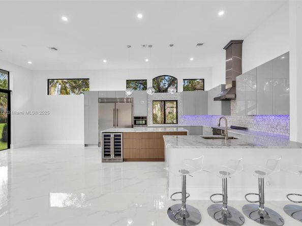 2530 Montclaire Cir, Weston FL 33327